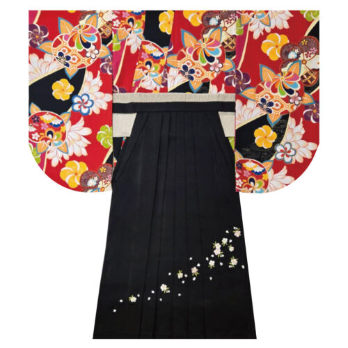 赤地に花柄と伝統文様が施された着物と袴の組み合わせ