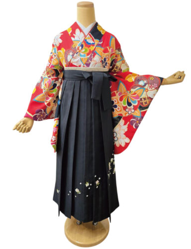 赤地に花柄と伝統文様が施された着物と黒地の袴の組み合わせ