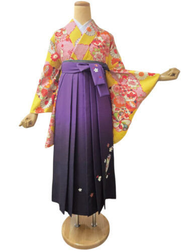 黄色地に花柄が映える着物と選べる袴の卒業式コーデ