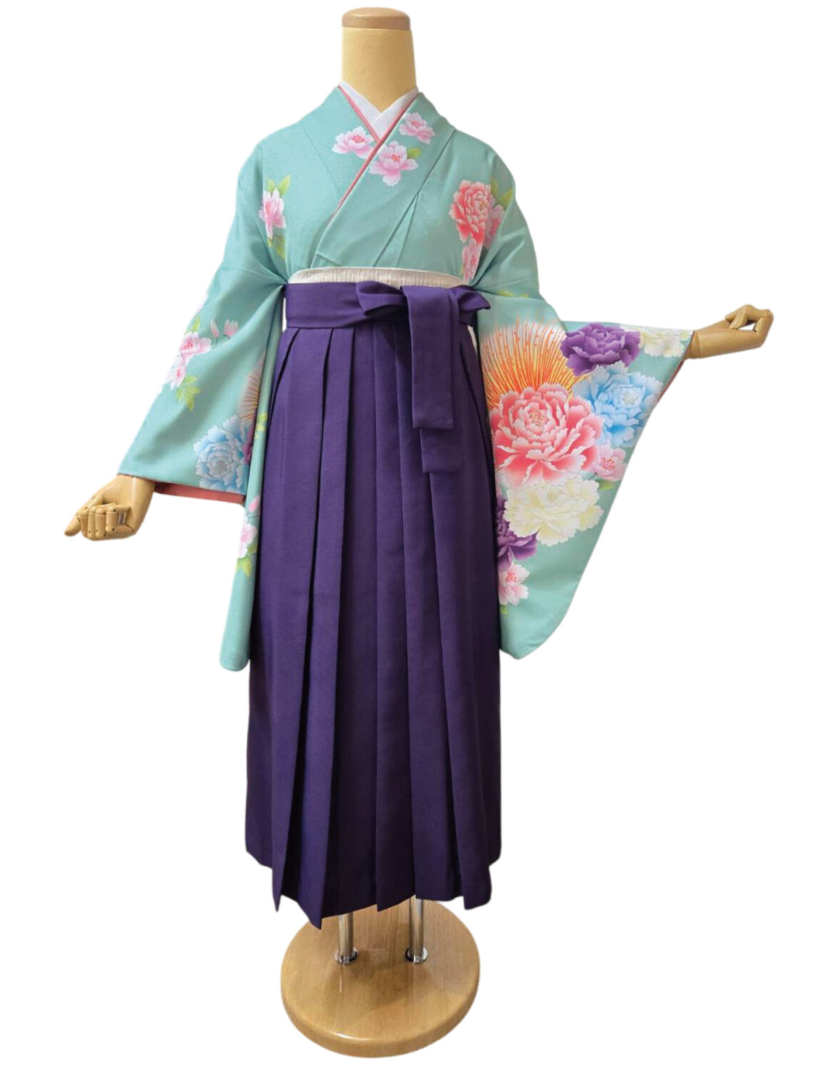 花柄の水色着物と袴を合わせた晴れの日の装い