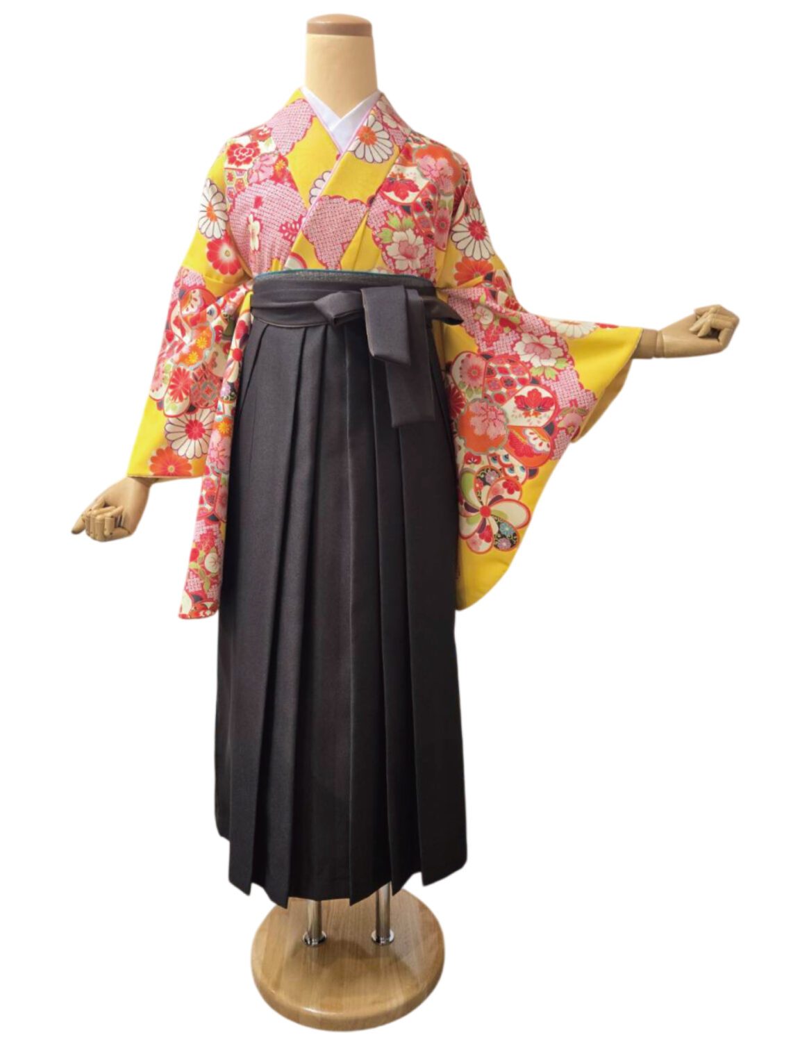 黄色地に花柄が映える着物と選べる袴の卒業式コーデ