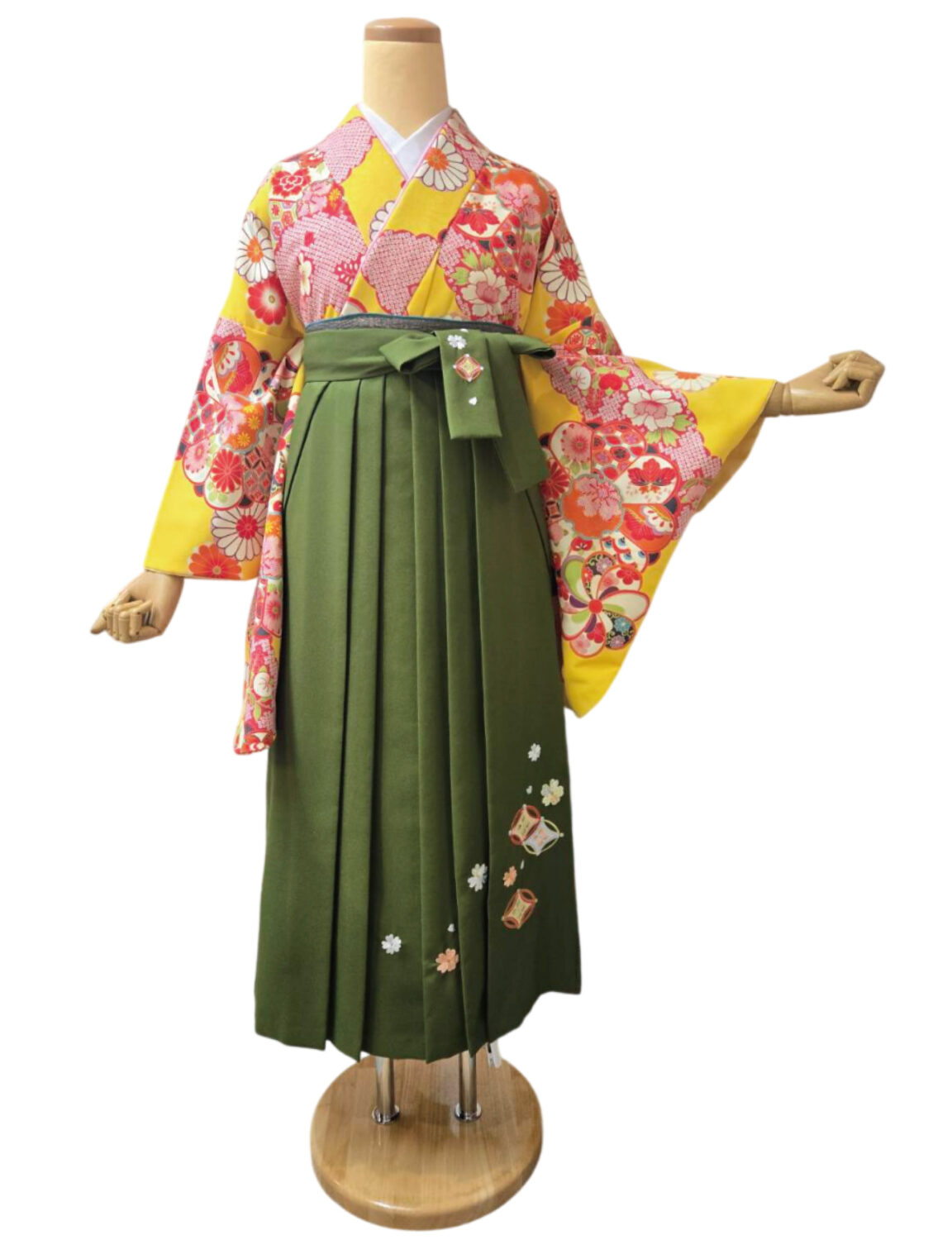 黄色地に花柄が映える着物と選べる袴の卒業式コーデ