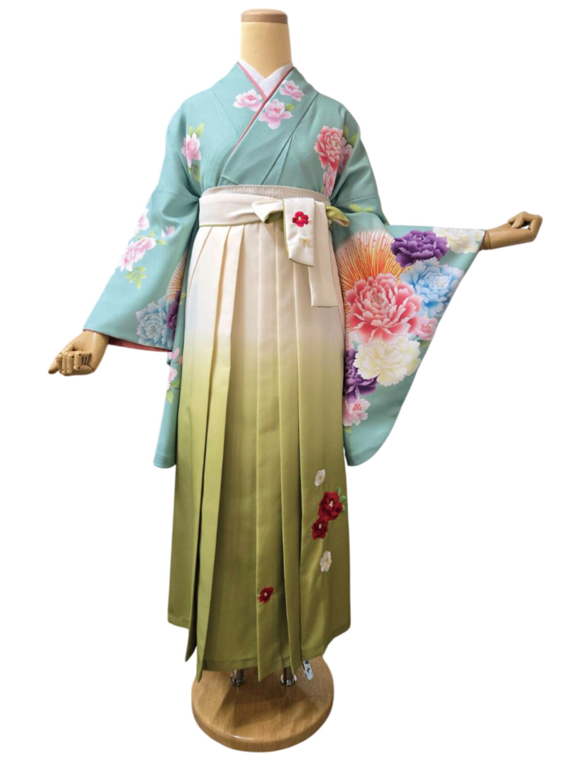 花柄の水色着物と袴を合わせた晴れの日の装い