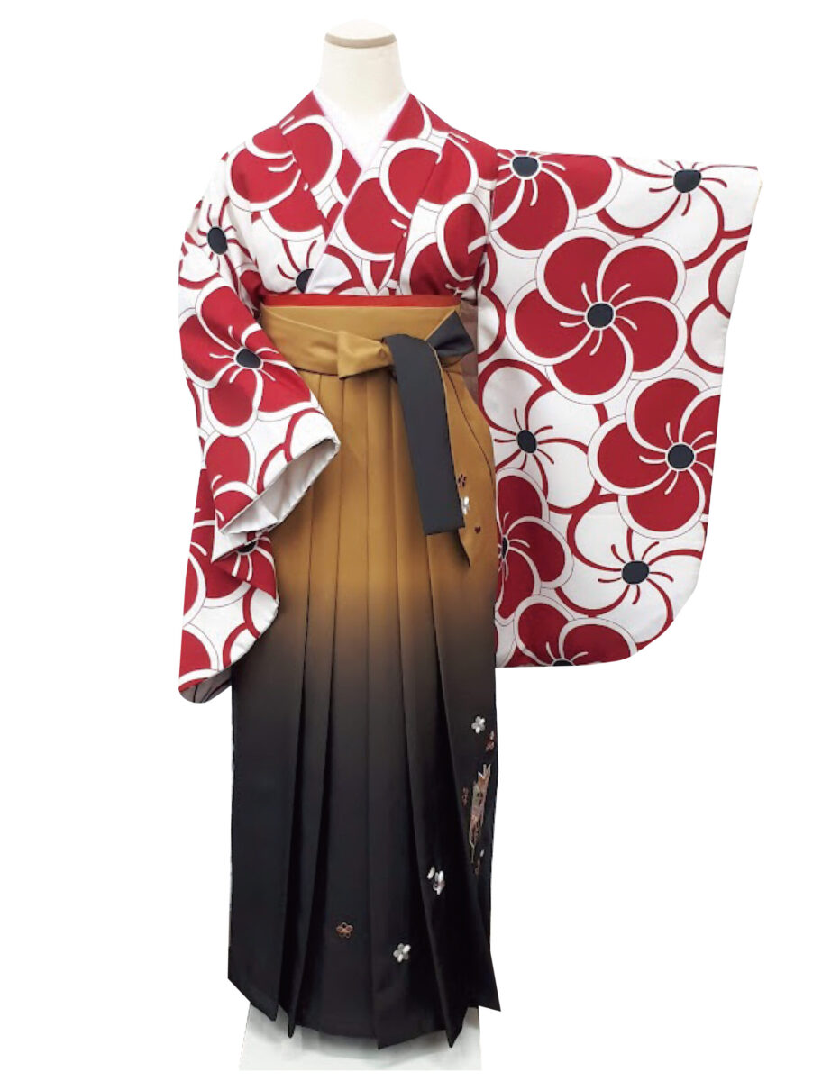 赤と黒の花柄着物に袴を合わせた卒業式用コーディネート
