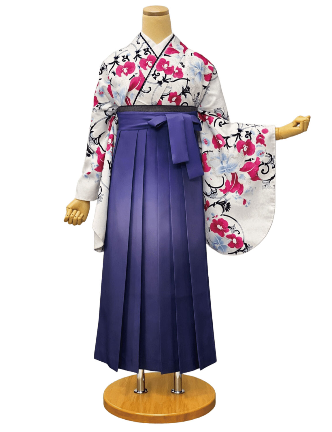 白地に赤と水色の花柄が描かれた着物に、袴を合わせた卒業式の和装姿