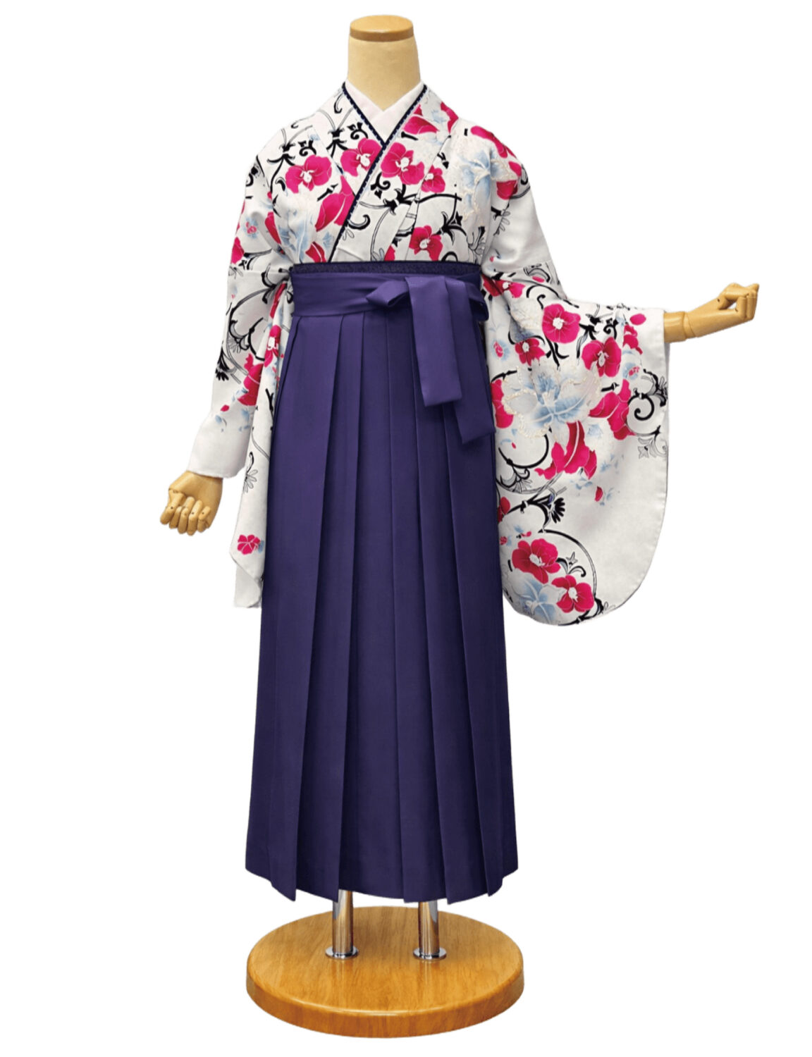白地に赤と水色の花柄が描かれた着物に、袴を合わせた卒業式の和装姿