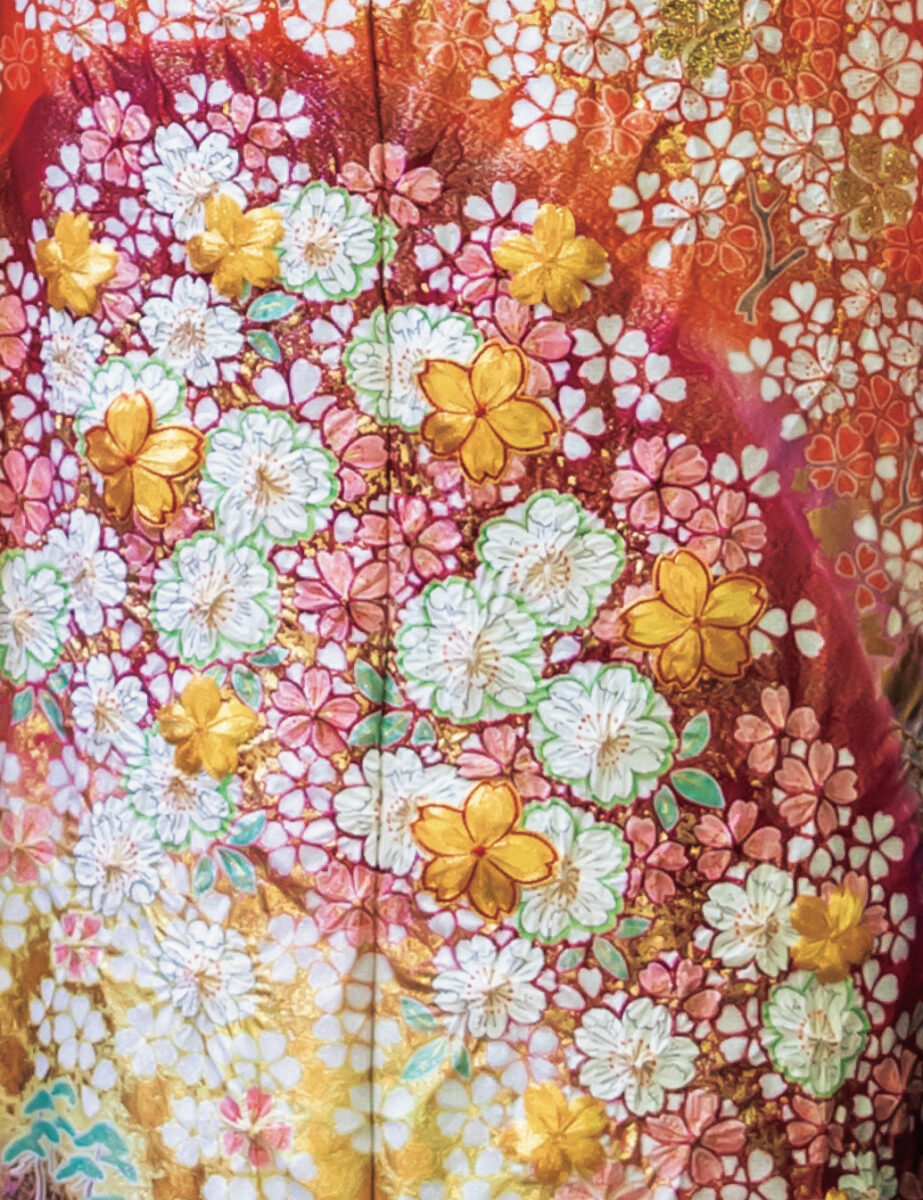 パール糸を織り込んだ紫の晴れ着は、オパールのような光に満たされて。絞りや金駒刺繍をふんだんに用い、幻想的な深山の風景も連想させます。