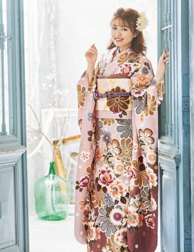 ピンクベージュのくすみカラーはトレンドの象徴。菊や七宝を携えた毬紋様は幸せへの願いを込められ、同色系の小物使いでワンランク上の装いに。