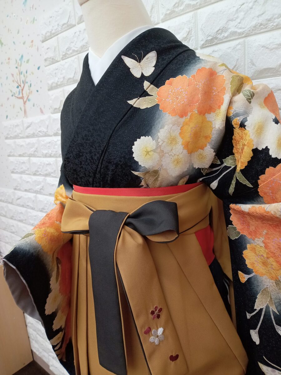 卒業式　卒業式衣装　卒業袴　袴　レンタル　古典　おしゃれ　黒　オレンジ　橙　黄　蝶　発光