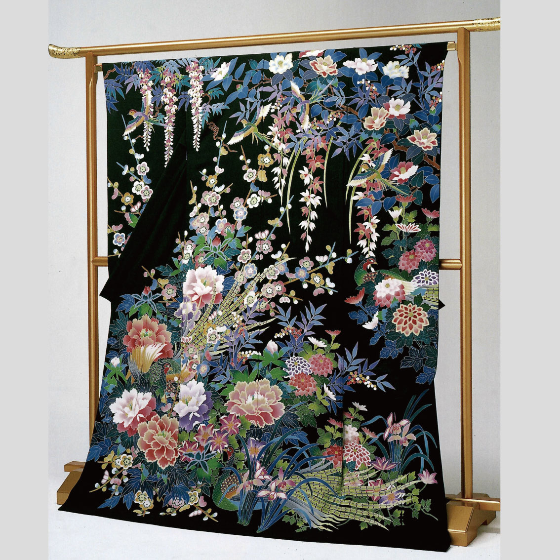 黒地の花鳥風月の手描き高級振袖