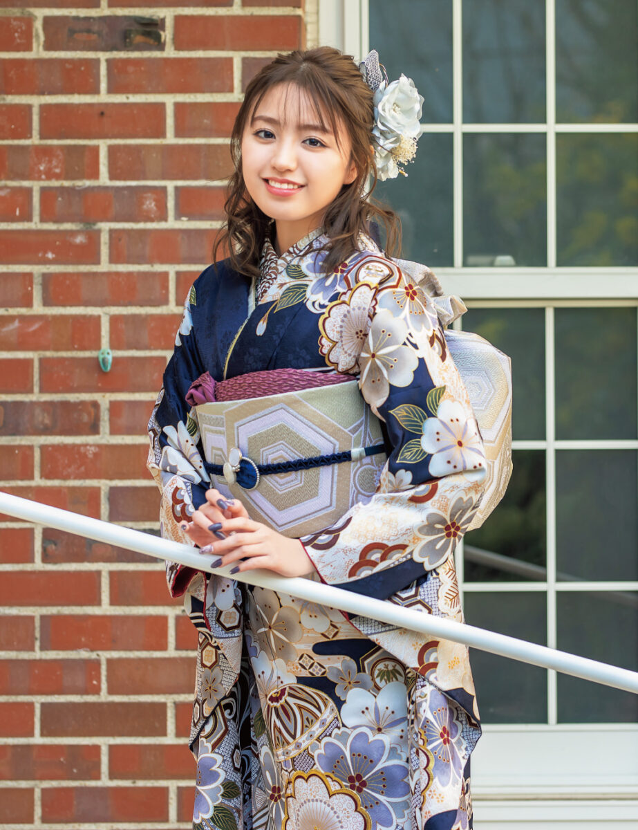 澄み渡った夜空を思わせる、深い藍の色。松竹梅や桜、毬などめでた尽くしの絵柄に心躍らせながら、華やぎに満ちた上品なコーディネートを楽しんで。
