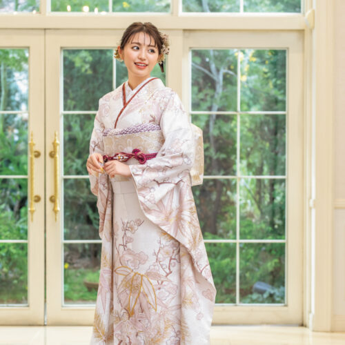 純真無垢な白の地に慶びの草花と金彩で贅を尽くしました。生気ある松葉の文様にゴールドのアクセントを効かせ、極上のきらめきを独り占め。