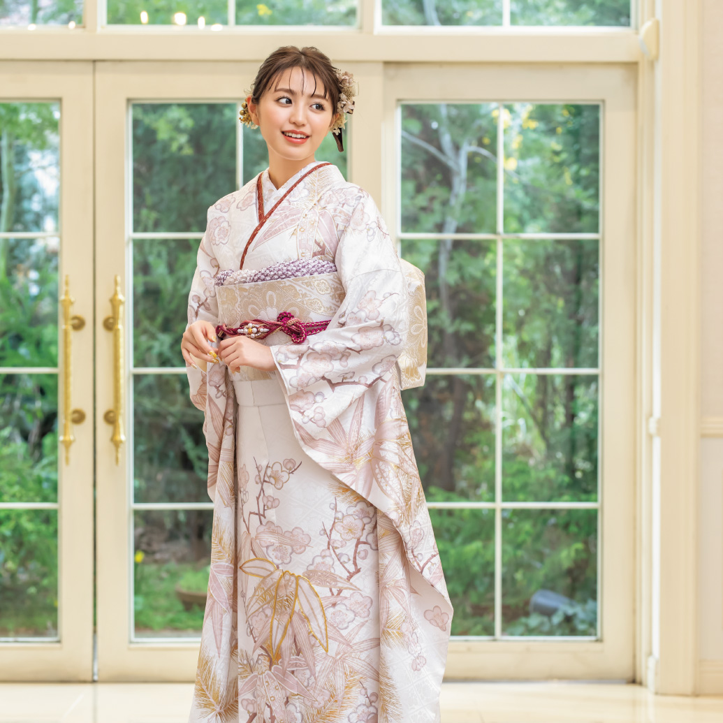 純真無垢な白の地に慶びの草花と金彩で贅を尽くしました。生気ある松葉の文様にゴールドのアクセントを効かせ、極上のきらめきを独り占め。