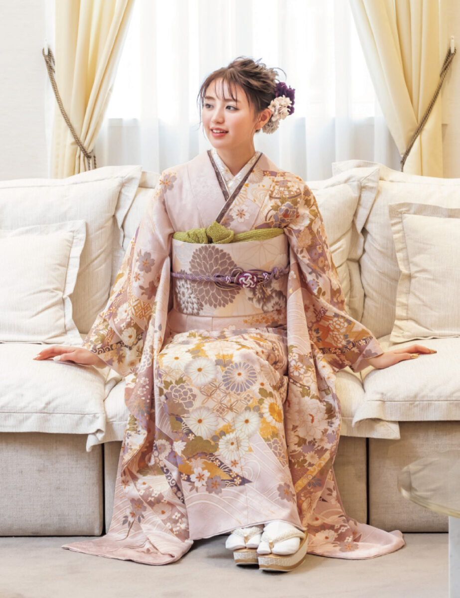 くすみがかったピンクベージュに、金駒刺繍による手間ひまかけた菊づくしの絵柄が豪華です。楚々とした装いが周囲の注目を集めます。