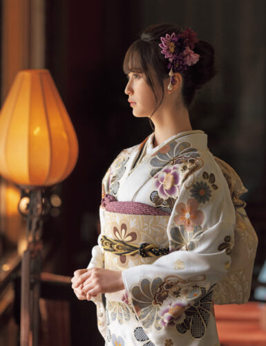 大きなねじり梅は花びら一枚一枚に吉祥文様がほどこされています。力強さと女性らしさを感じさせる意匠が、凛々しいレディへといざないます。