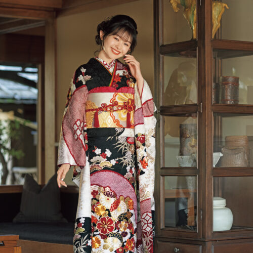 白、黒、赤の色の大胆な染め分けは次元を超えた美しさ。染疋田や金駒刺繍などの繊細な手仕事が高級感を醸し、唯一無二の晴れ姿が完成します。