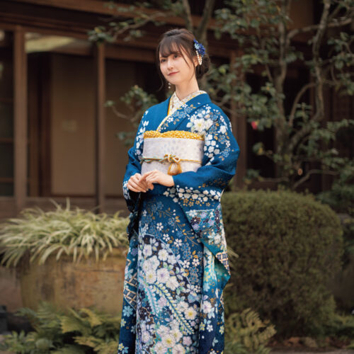 色合いが幻想的に変化し、洗練された輝きをたたえる青の「辻が花」。絞りや箔が流麗に織りなす風合い、奥行きのある染め分けが格調高い一枚です。