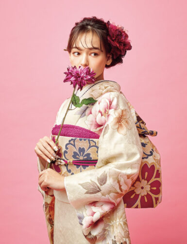 優美なクリームの地色が大人っぽい表情を引き出します。牡丹と藤が主役のデザインに視線を集めながら、待ちわびた新しい季節に心弾ませて。