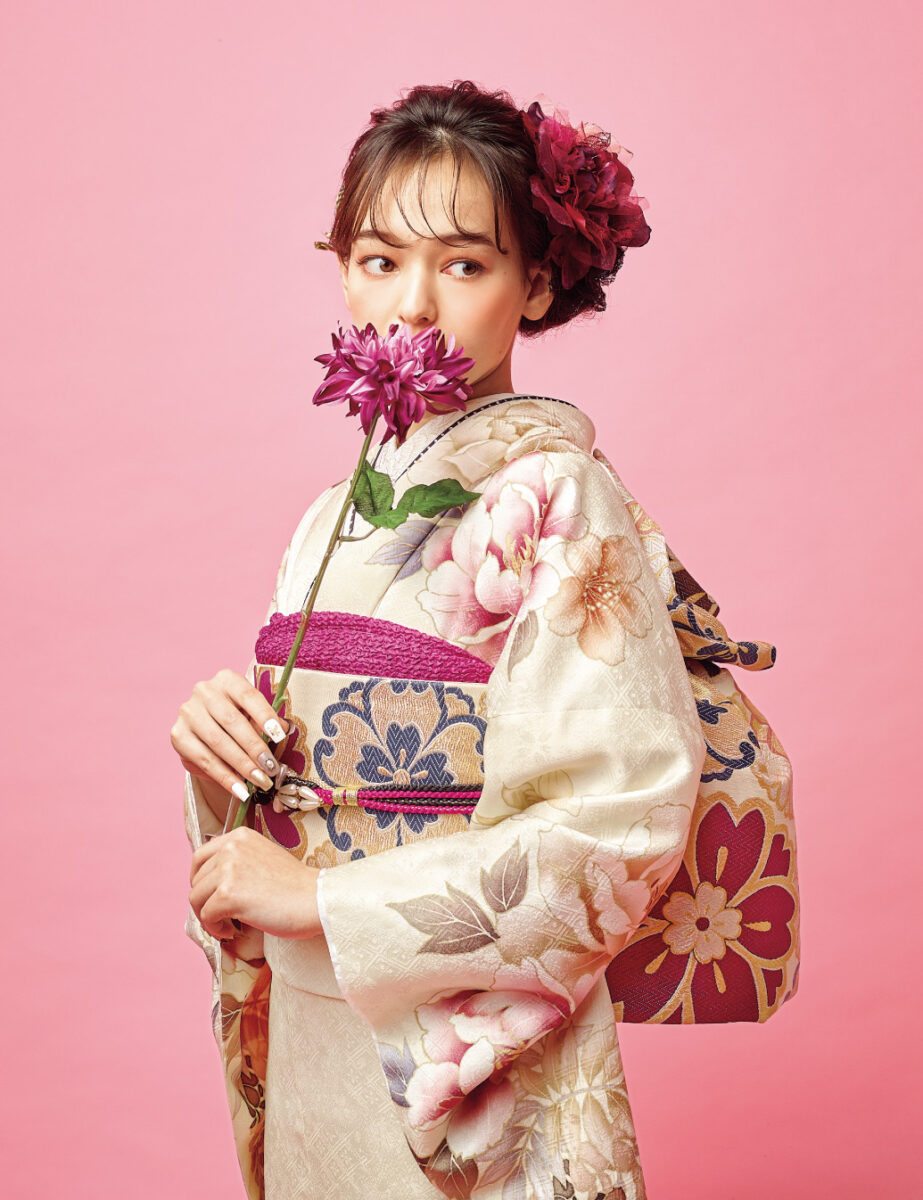 優美なクリームの地色が大人っぽい表情を引き出します。牡丹と藤が主役のデザインに視線を集めながら、待ちわびた新しい季節に心弾ませて。