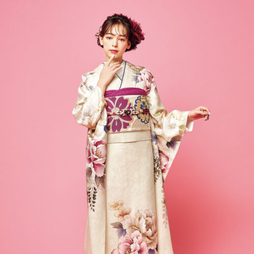 優美なクリームの地色が大人っぽい表情を引き出します。牡丹と藤が主役のデザインに視線を集めながら、待ちわびた新しい季節に心弾ませて。