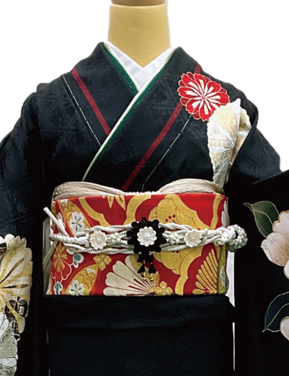 黒色の振袖レンタルです。Mサイズの大柄の椿柄の振袖レンタルです。