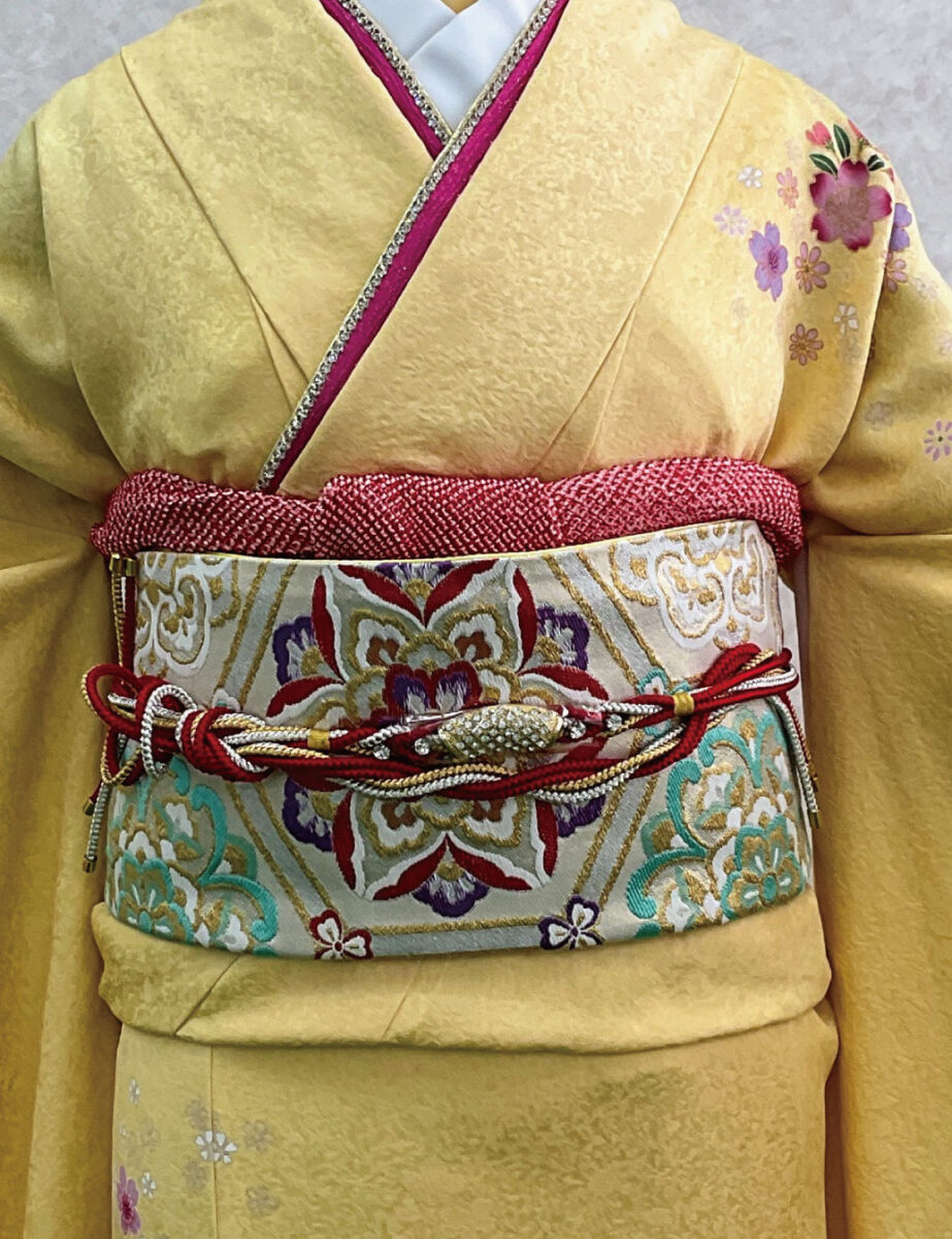 黄色　クリーム　振袖レンタル　Mサイズです。古典桜柄の可愛い振袖です。