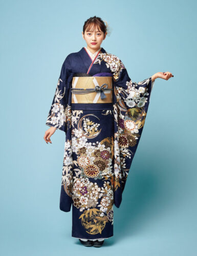 端正な濃紺の地に金刺繍で彩られた花輪が醸す風雅。かぐわしい匂いに包まれた花輪はとびきりの幸福を呼び込み、栄えある未来を願います。
