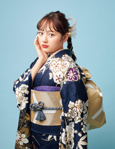 端正な濃紺の地に金刺繍で彩られた花輪が醸す風雅。かぐわしい匂いに包まれた花輪はとびきりの幸福を呼び込み、栄えある未来を願います。