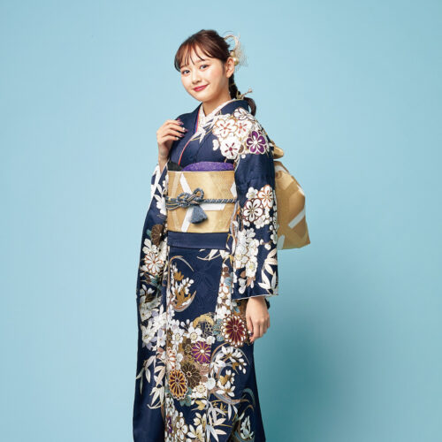端正な濃紺の地に金刺繍で彩られた花輪が醸す風雅。かぐわしい匂いに包まれた花輪はとびきりの幸福を呼び込み、栄えある未来を願います。