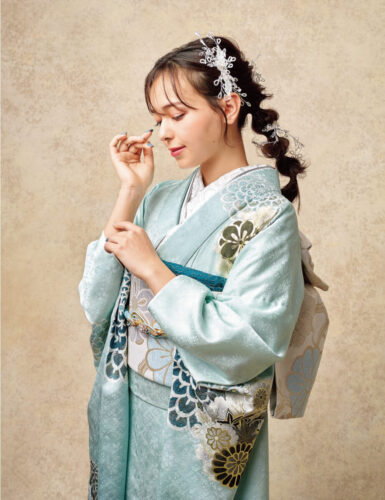 清涼感のあるペールブルーの色調に桜の地紋が響きあい、美しくユニークな一枚に仕上がりました。人とは違ったアニバーサリーを楽しみたい方に。