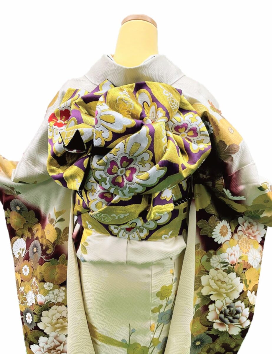 くすみ系　白色振袖レンタルＬサイズ　金彩牡丹柄