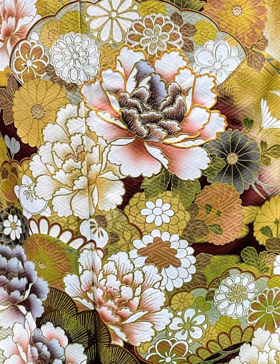 くすみ系　白色振袖レンタルＬサイズ　金彩牡丹柄