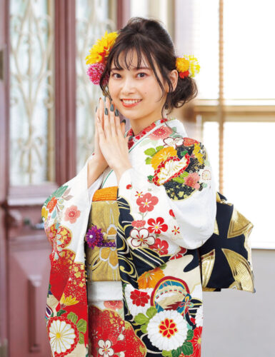 振袖レンタル　Mサイズ　白色に古典花柄