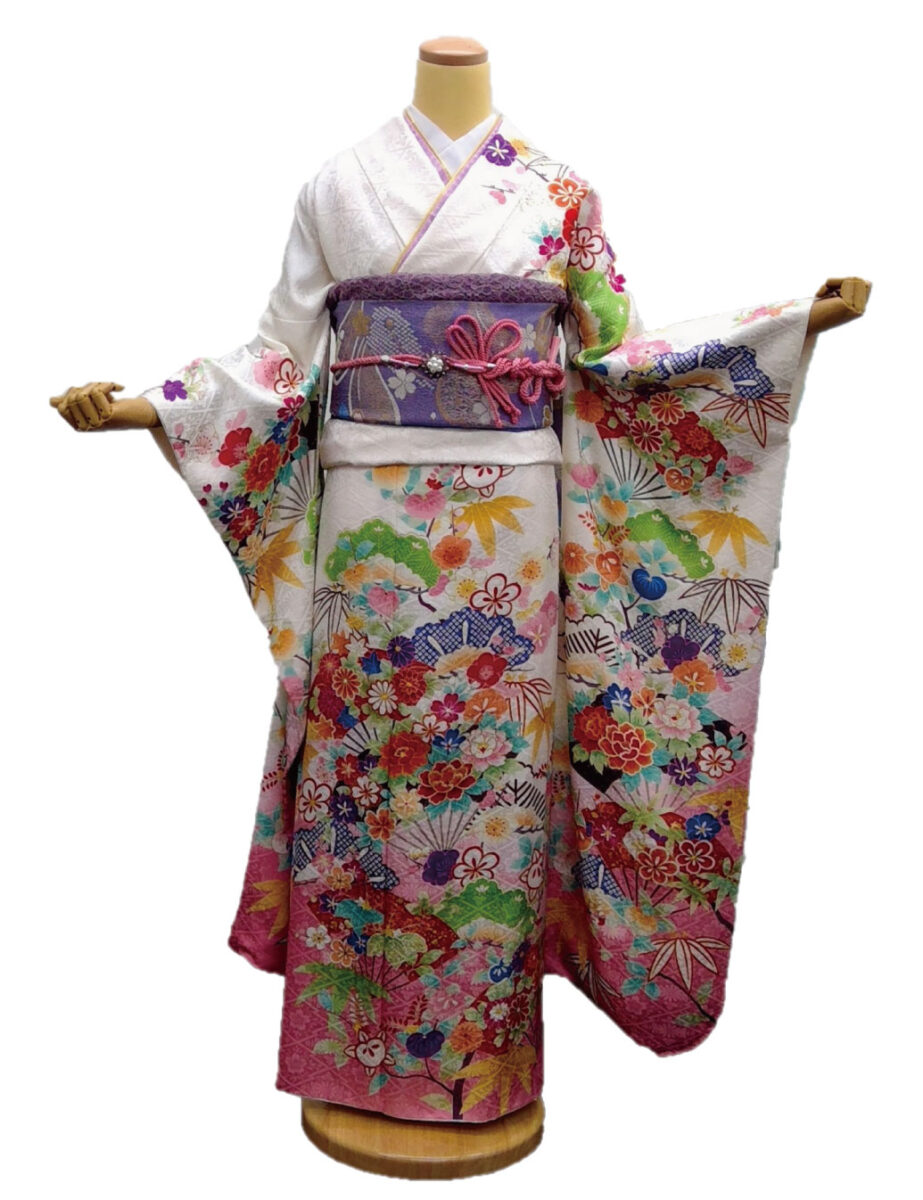 白色の裾に桃色ピンクぼかしの振袖レンタルMサイズです。松竹梅の古典柄。