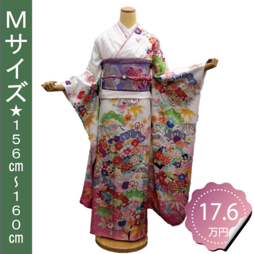 白色の裾に桃色ピンクぼかしの振袖レンタルMサイズです。松竹梅の古典柄。