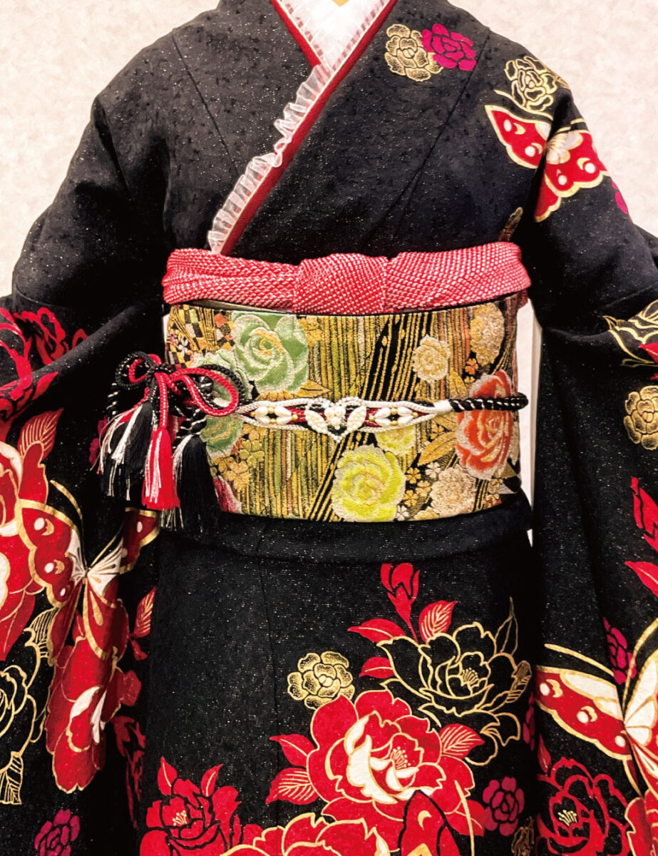 豪華な黒色の振袖レンタル　Mサイズ　黒　薔薇　蝶