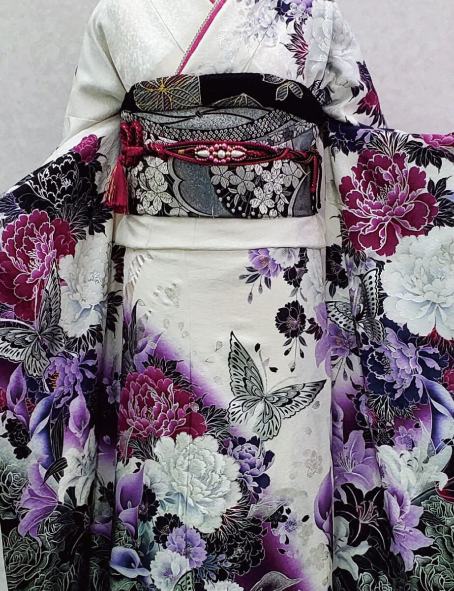 銀彩の豪華な蝶の振袖レンタル　Mサイズです。