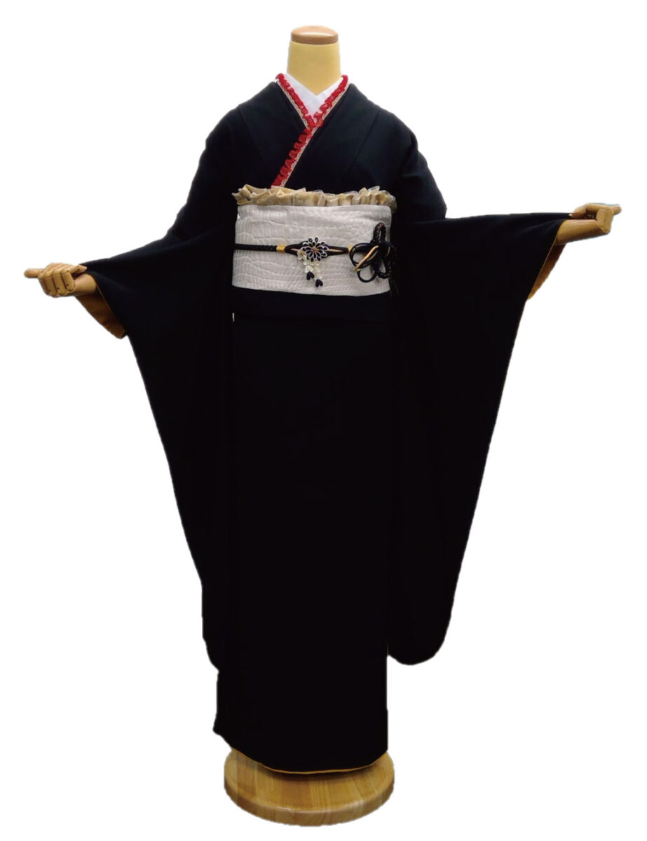 黒色振袖レンタルの小柄な方へSサイズです。おしゃれな白色のクロコ柄帯です。