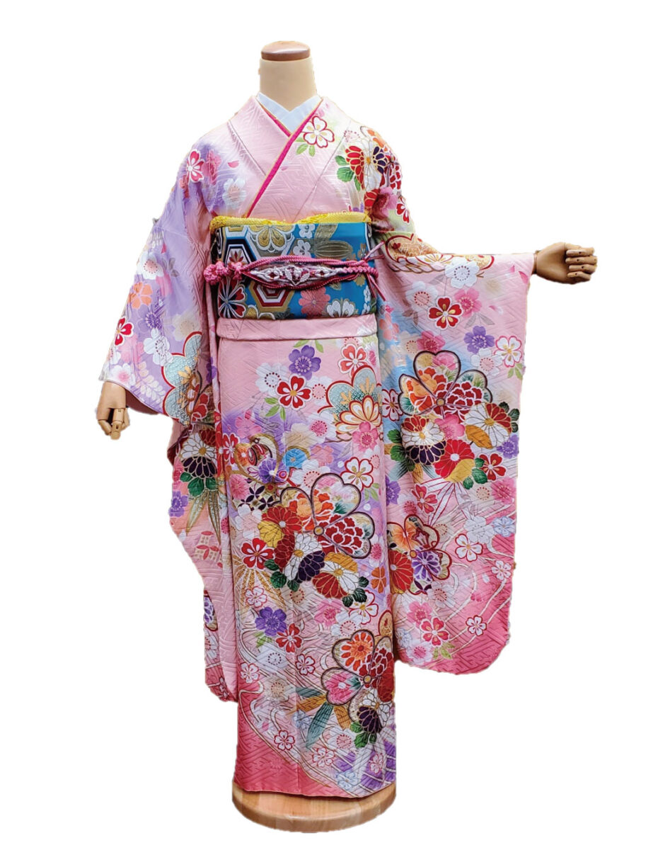桃色ピンク振袖レンタル。Sサイズの身長が低いかたも大丈夫。流水と桜柄の振袖です。
