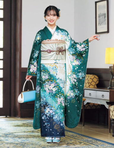 幻の染め・辻が花と響き合う、小付けの桜の愛らしさ。ロマンティックな色の重なりはため息が出るほど優美で、輝く銀糸が見目麗しい手描き友禅です。