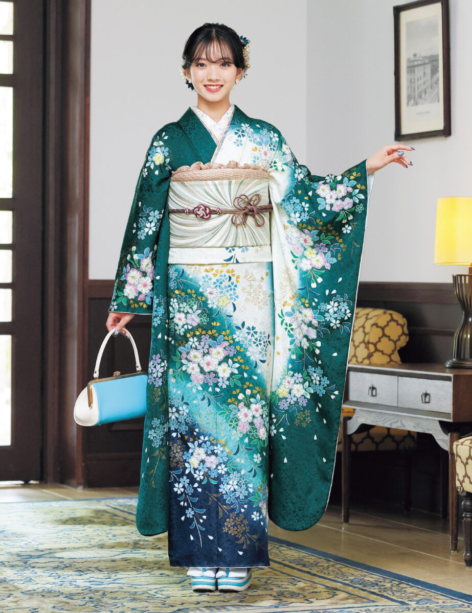 幻の染め・辻が花と響き合う、小付けの桜の愛らしさ。ロマンティックな色の重なりはため息が出るほど優美で、輝く銀糸が見目麗しい手描き友禅です。