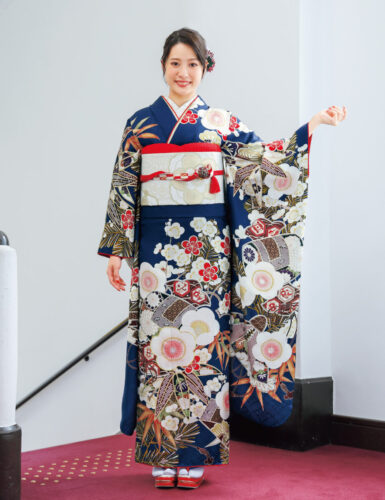 たおやかに描かれた宝尽くしや花傘が、記念すべき節目にエールを送ります。輝かしい未来を予感させる金青の晴れ着で、自信に満ちた一歩を。