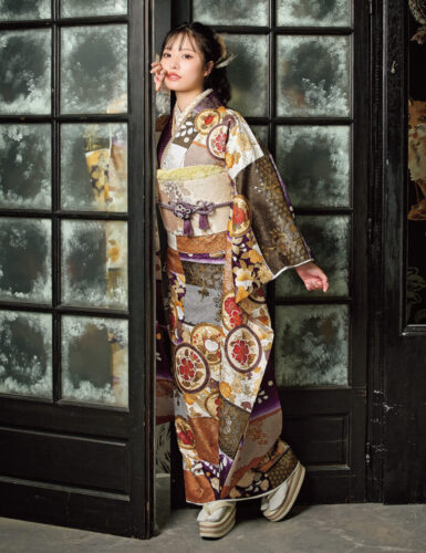 桜や橘など、慶びの花々が織りなす丸紋を、美しい文様が盛り立てます。モダンな地色を生かした端正な染め分けに匠の心意気が宿ります。