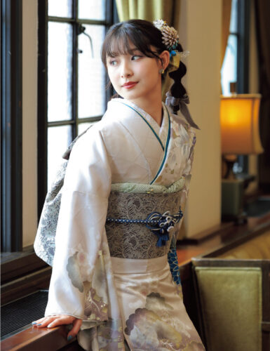 人気を集めるグレージュを堪能できる晴れ着です。夫婦円満の象徴である松と藤を大胆に配し、鮮やかなブルーの差し色が二十歳の決意を表現します。