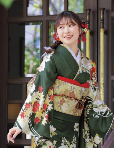 縁起のよい松や竹、万寿菊や橘と溶け合う雪輪は凛と誇らしげ。金箔を施した流水文様が優雅な抹茶色の一枚は、鮮烈なインパクトを放ちます。