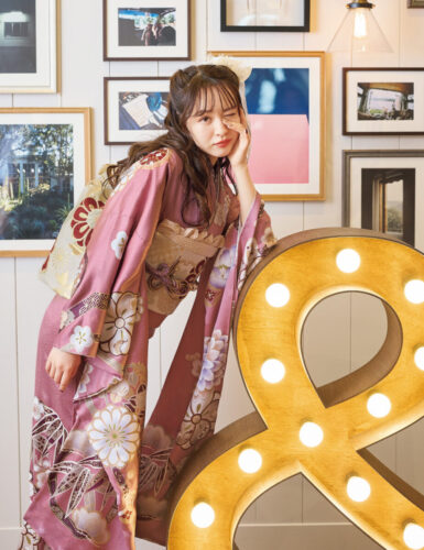 都会的なローズピンクに舞う竹紋は華やぎに満ち、ダイナミックな飛び柄も個性的。味わいのあるラテカラーが平安の姫君のような雰囲気を醸します。