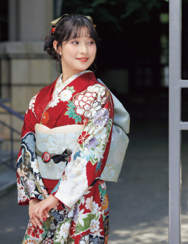 顔なじみ抜群の赤から臙脂へと移る色使いと古典柄が奏でるハーモニー。誇り高きアートを楽しみながら、誰もが見惚れる佇まいを手に入れて。