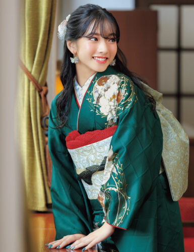 高貴な匂いに包まれた牡丹に、はんなりと寄り添う枝垂れ柳。情感を誘う深緑の生地はドラマティックな輝きを携え、憧れのレディへステップ。