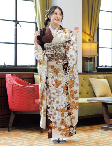 大人モードの茶色とベージュを縦に配置した、おしゃれ度の高い晴れ着です。桜づくしの柄行は、待ちわびた季節を慶び、初々しい笑顔がこぼれます。