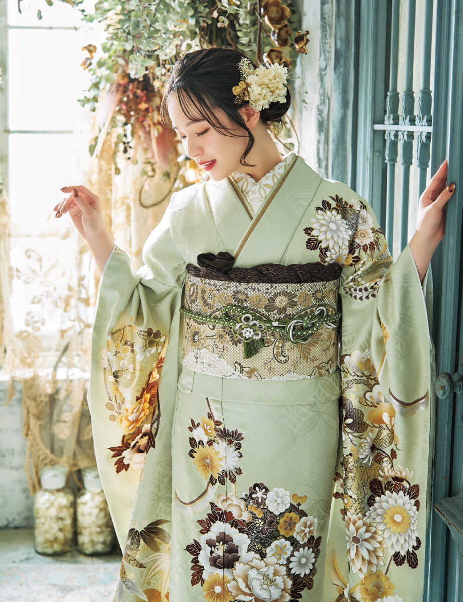 レトロモダンな鉄紺のワントーンに、エレガントな地紋が唯一無二の個性を主張。色数をおさえた小物合わせで、あか抜けスタイルも思いのままに。